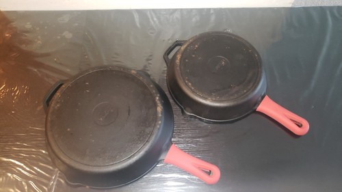 Cuisinel Cast Iron Skillet Set W/ Silicon handles 3 Pack (10” and 12") - Picture 5 of 12