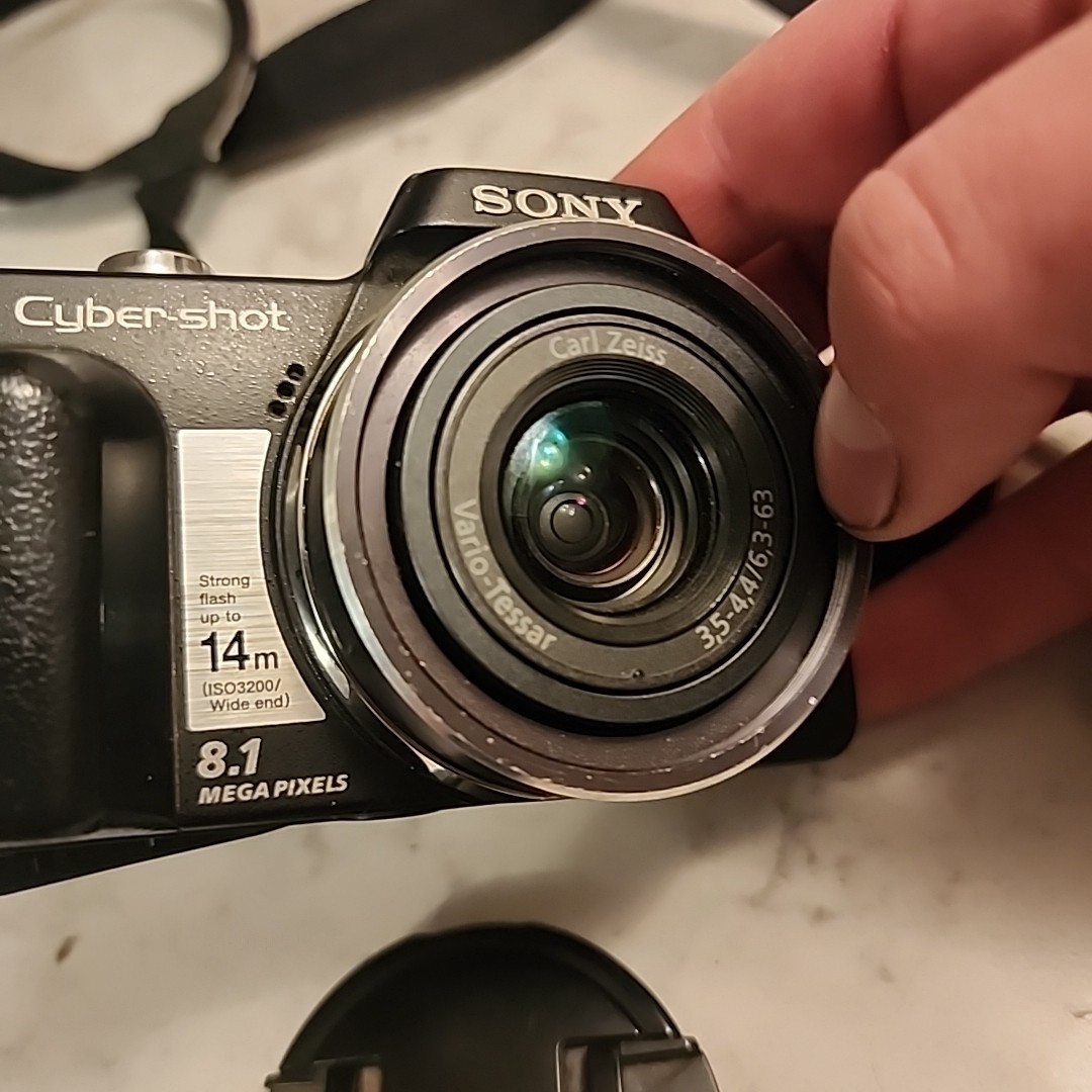 【B2079】 SONY Cyber-shot DSC-H3 シルバー ソニー Sony Cyber-shot DSC-H3 8.1 MP Digital Camera - Silver for sale