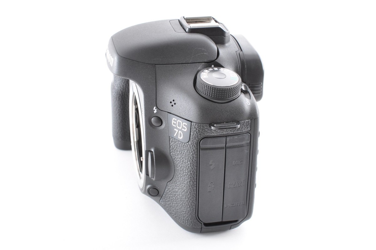 【C7042】EOS 7D + ZOOM LENS EF-S 18-55mm Canon EOS 7D / Zoom Lens EF-S 18-55mm f/3.5-5.6 IS ii Near