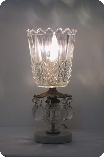 Vintage Hollywood Regency Tulpe Tischlampe Glasschirm mit Messing Marmorsockel & Prismen
