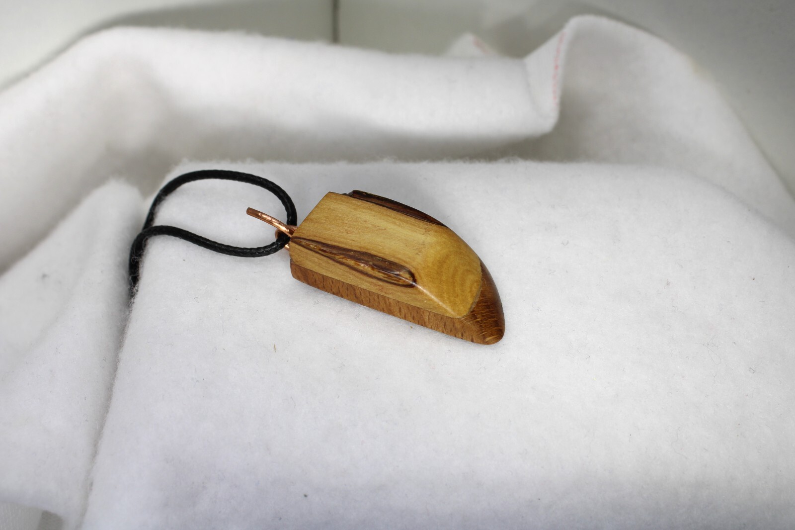 Pendentif IROKO : bijou bois création artisanale fait main pour homme et femme