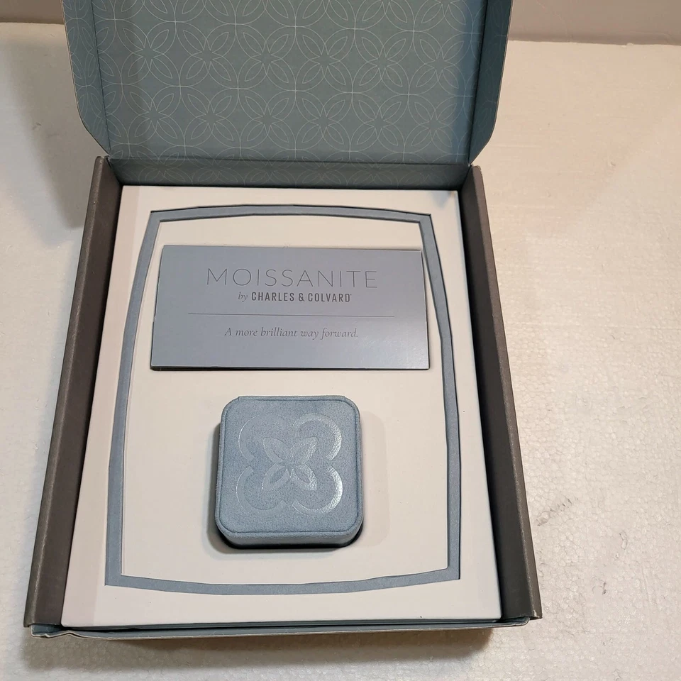 Anillo redondo de tres piedras de oro amarillo de 14K moissanita de Charles and Colvard, talla 8 Foto 3 de 4