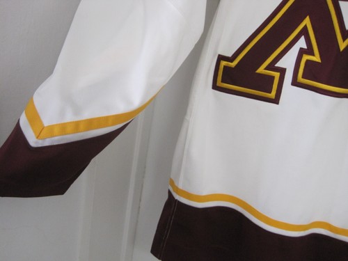 Neu mit Etikett authentisches Nike University of Minnesota Golden Gophers Hockey Trikot Größe S - Bild 4 von 15