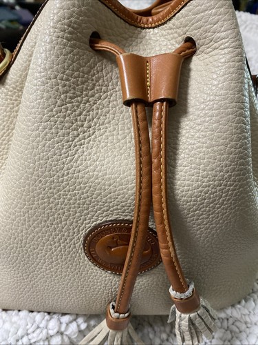 Vintage Dooney & Bourke Handtasche Eimer Kordelzug creme und britisch hellbraun Crossbody