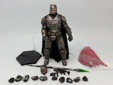 Manipple Studio M074-2 Dark Armor BATMAN BATTLE DAMAGE MEZCO BVS 1/12 (K5)