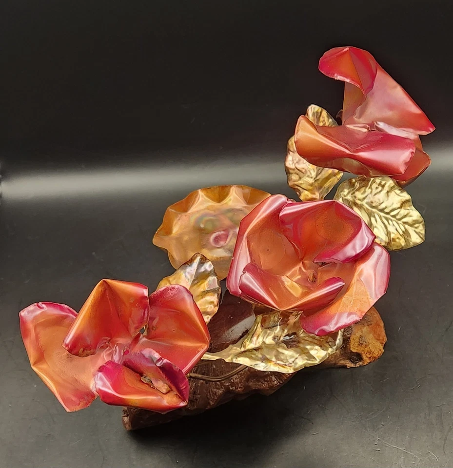 Candelabro hecho a mano con escultura de rosa de cobre patinado con llama en burl... Foto 2 de 4