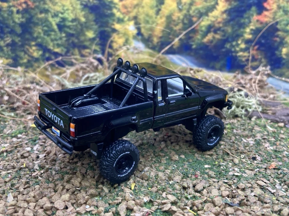 Toyota SR5 1985 camioneta pickup elevada 4x4 1/64 diecast personalizada Johnny Lightning Foto 4 de 4