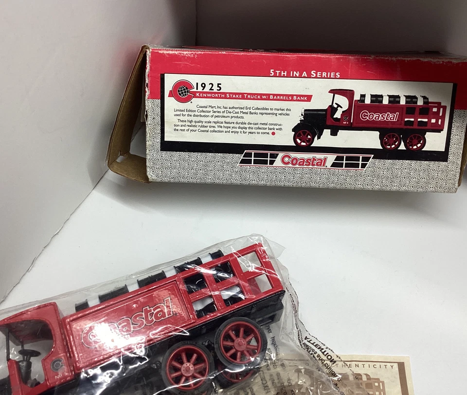 Camión de estacas Ertl Coastal 1925 Kenworth con barriles banco de monedas fundido a presión 9" L nuevo en caja Foto 4 de 4