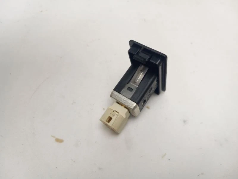 INSERTAR EN PUERTO DE ENTRADA CARGADOR USB PARA BMW 535 XI 2008 - 2010 Foto 3 de 4