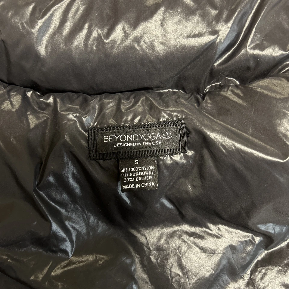 Chaleco acolchado Beyond Yoga para mujer negro talla pequeña Foto 4 de 4