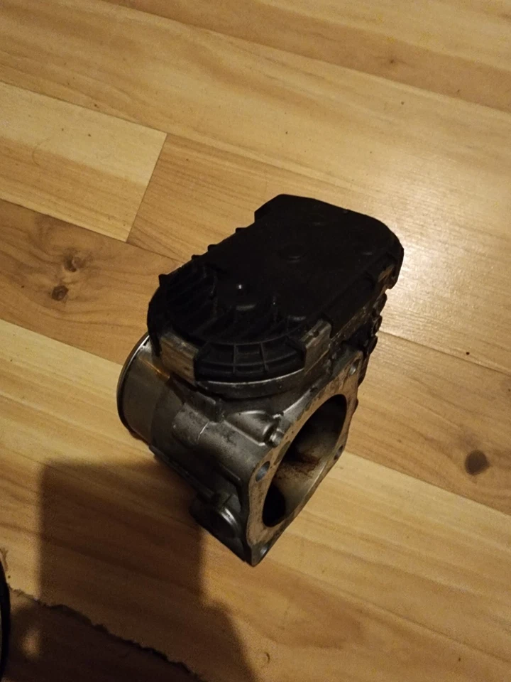 Carrocería del acelerador Audi A4 VW Passat 1.8L 2000 2001 2002 2003 2004 2005 06B133062M Foto 3 de 4