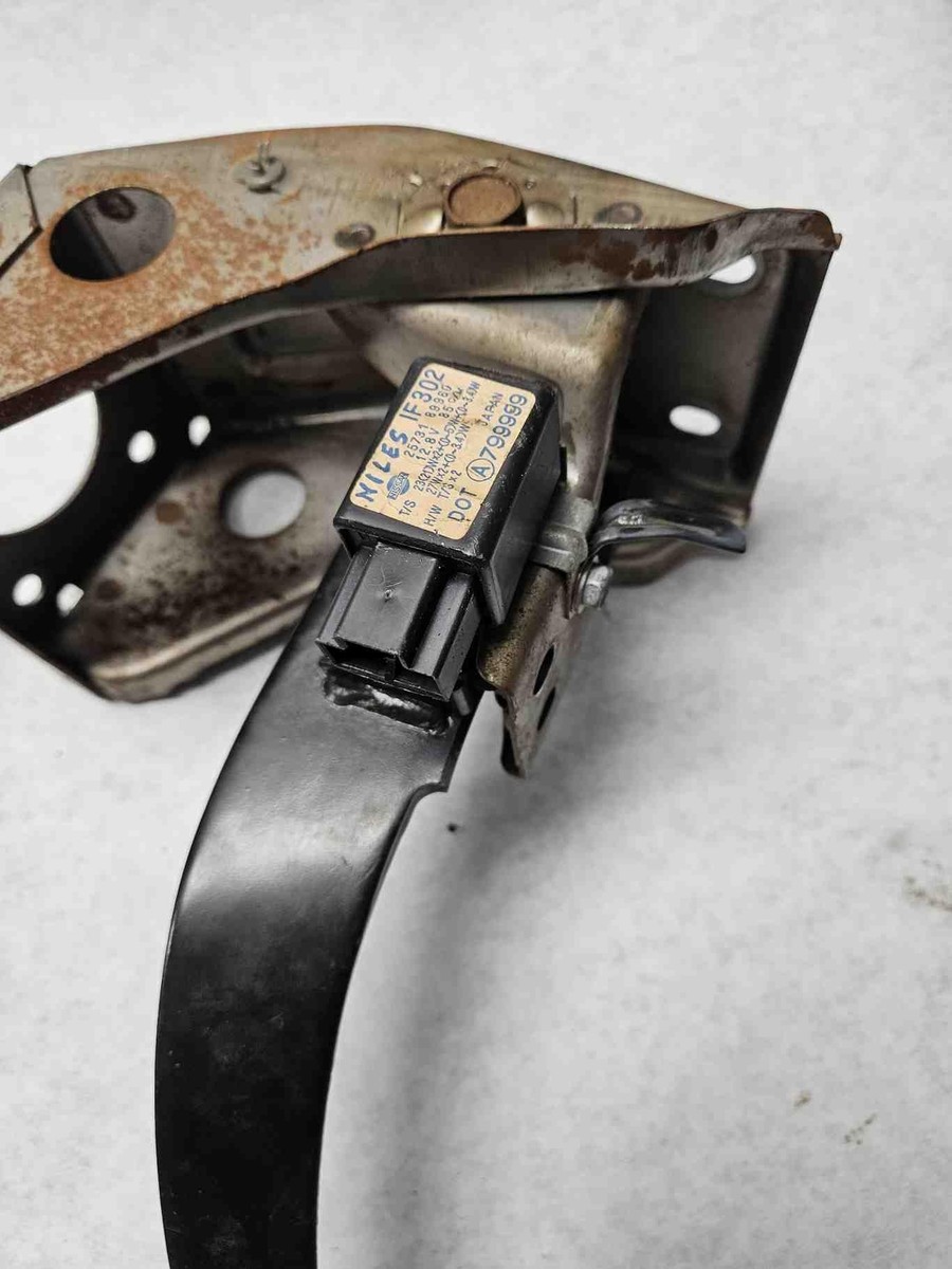 1988-1992 Nissan Pickup D21 Clutch Pedal and Brake Assembly