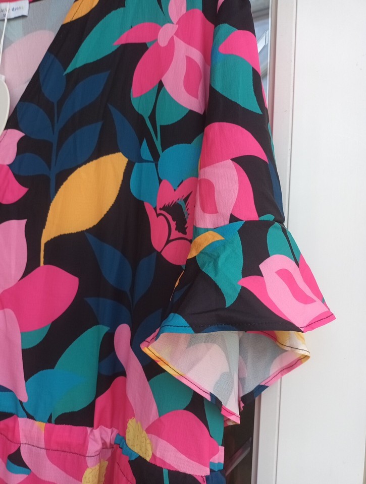 LITTLE PARTY DRESS (Australia) EYECATCHING, COLOURFUL, SUPER SMART SIZE