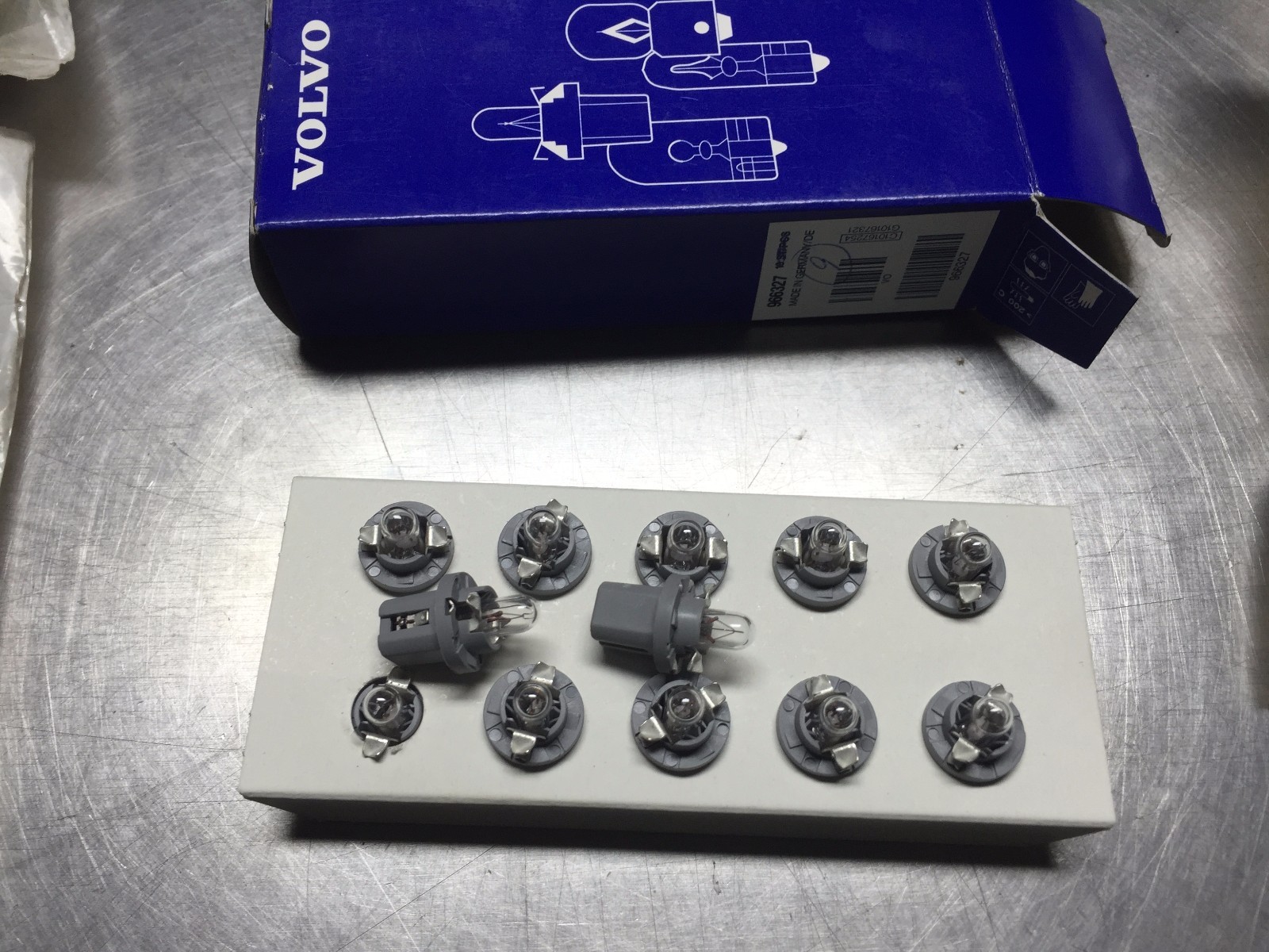 966327 GENUINE VOLVO Instrument Panel Glass Base BULB 24V QTY of 2