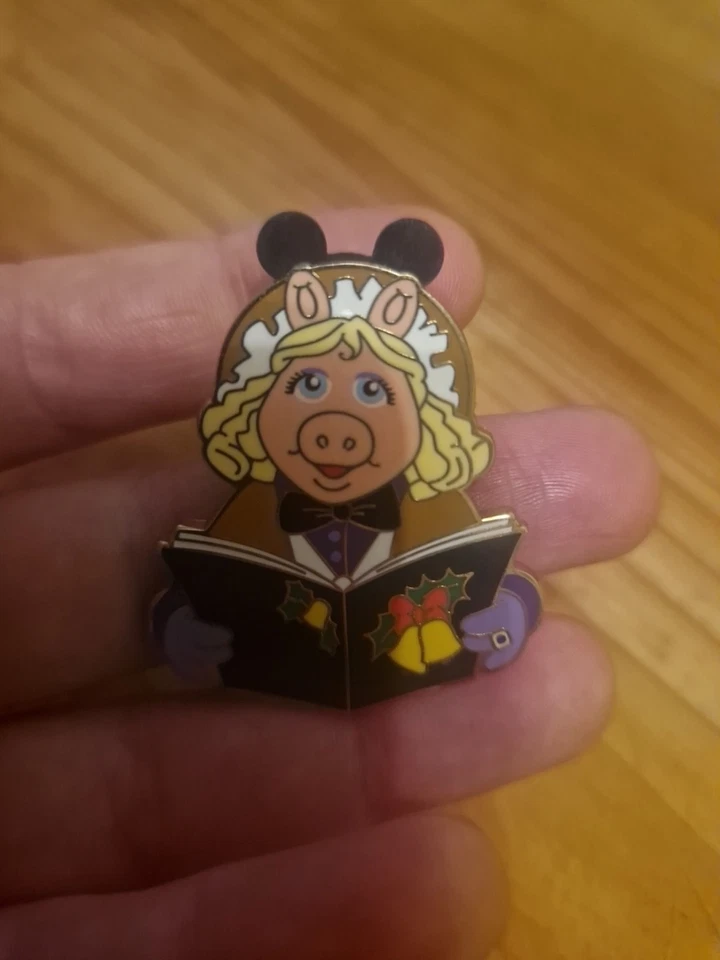 Muppet Christmas Carol 30th Anniversary 2022 Mystery Pin Miss Piggy - Image 2 of 4