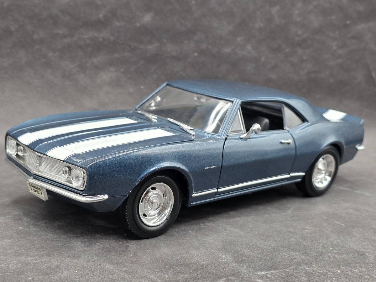 1967 シェビー　カマロZ28 Road Signature 1967 Chevy Camaro Z/28 1:18 Scale Diecast Model Car
