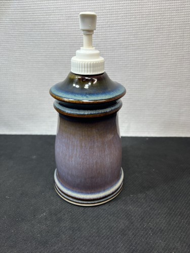 Raro distributore pompa sapone ceramica Bill Campbell firmato viola blu marrone smalto - Foto 5 di 8