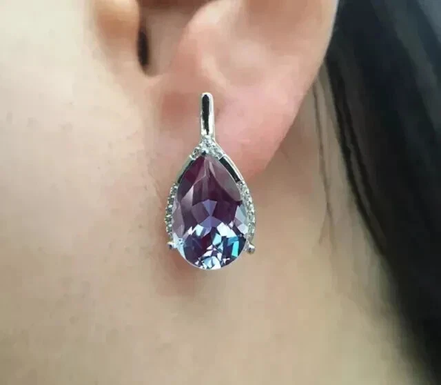 Pendientes de aro para mujer de alejandrita creados en laboratorio con corte de pera de 2,50 quilates enchapados en oro blanco Foto 3 de 4