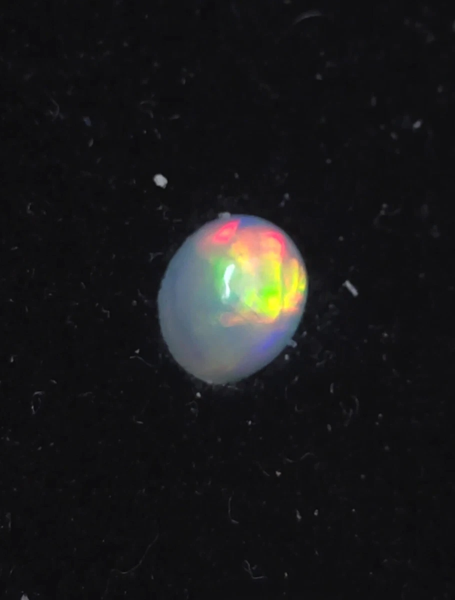 Cabochon d'opale Welo d'Éthiopie, 0.665ct Cabochon d'opale Welo d'Éthiopie, 0.665ct