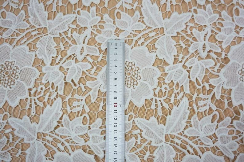 Vestido de tela de flores florales bordado ganchillo encaje guipur blanco por yarda Foto 4 de 4