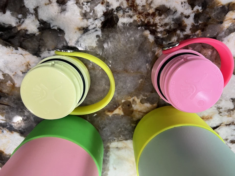 Juego de 2 botellas Hydro Flask 21 oz Prism Pop con botas. Rosa, verde y amarillo Foto 4 de 4