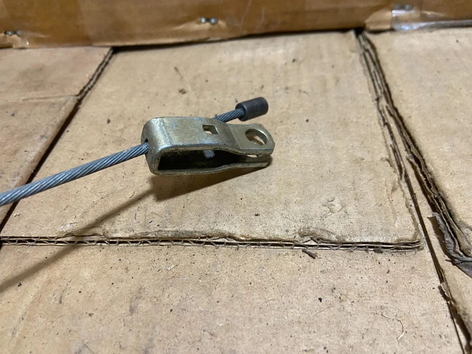 Cable de freno de estacionamiento intermedio Mopar 2508215 - camioneta Dodge A100 64-71 con 90" WB Foto 4 de 4