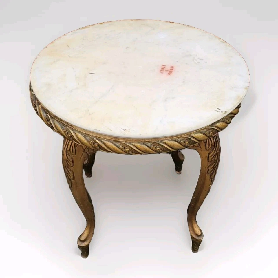 Mesa auxiliar con acabado dorado envejecido con tapa redonda de mármol italiano estilizado Foto 3 de 4