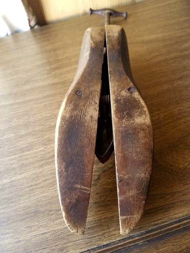 WOOD SHOE FORM - STRETCHER. IRON MECHANISM/ HANDLE IN WOOD HOUSING. ANTIQUE - 第 5/12 張圖片