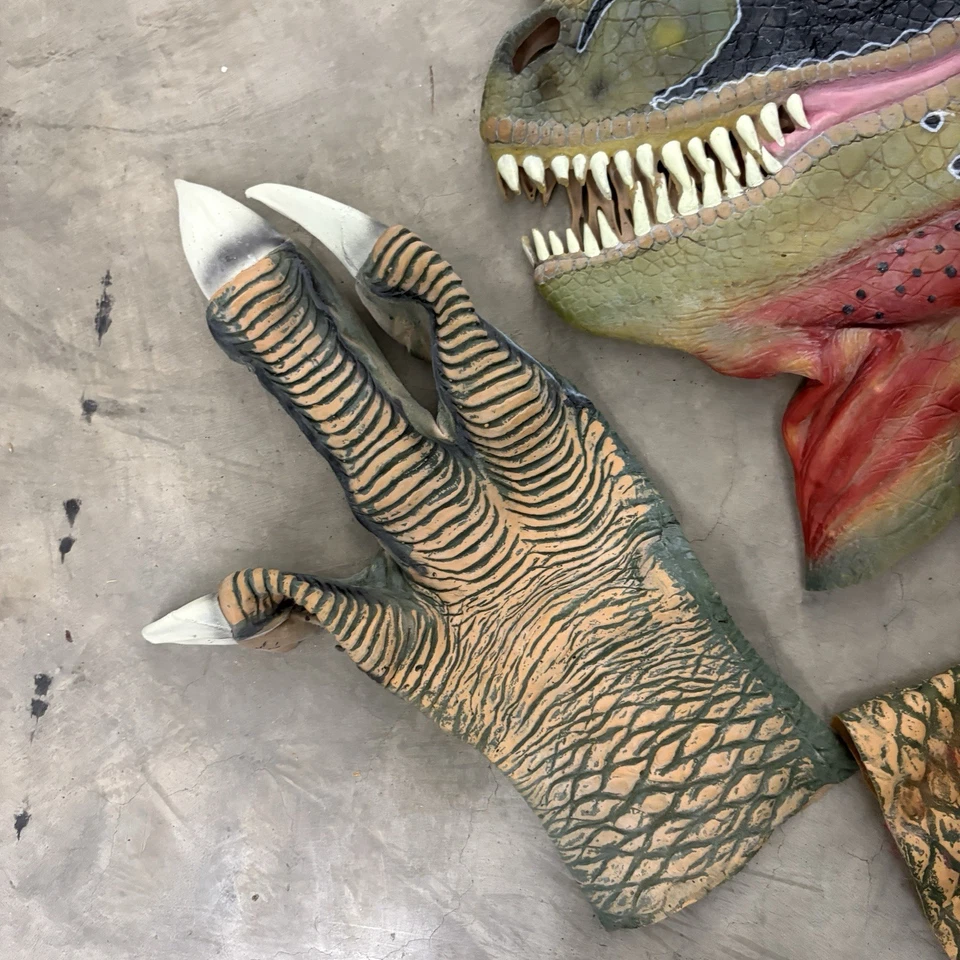 Máscara y guantes de dinosaurio Parque Jurásico 1992 raro garras Dilophosaurus Spitter de colección Foto 3 de 4