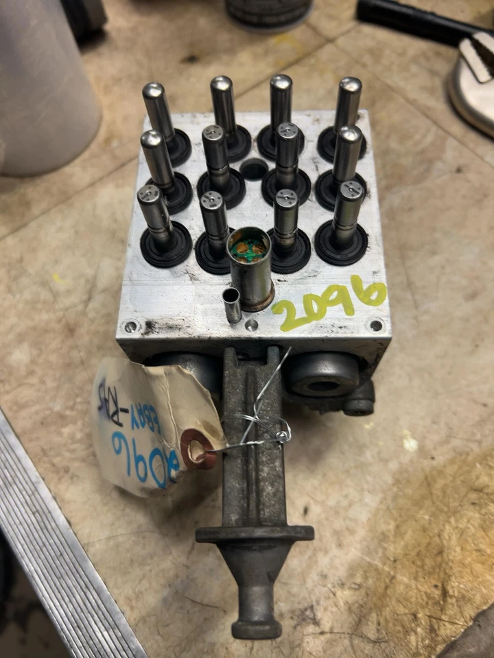 13 14 Piezas de freno antibloqueo Dodge Challenger Foto 2 de 4