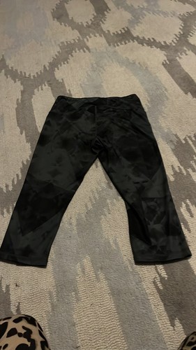 By Zeila black and gray multi design, mid length workout shorts, size small - Afbeelding 6 van 7