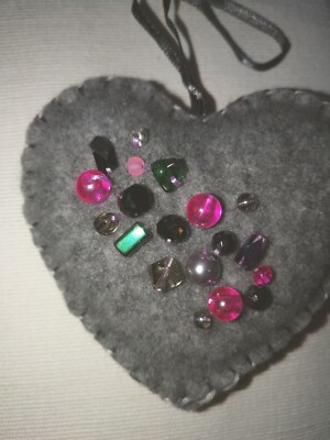Handgefertigter Christbaumschmuck aus Wollfilz - skandinavisches Herz Perlen