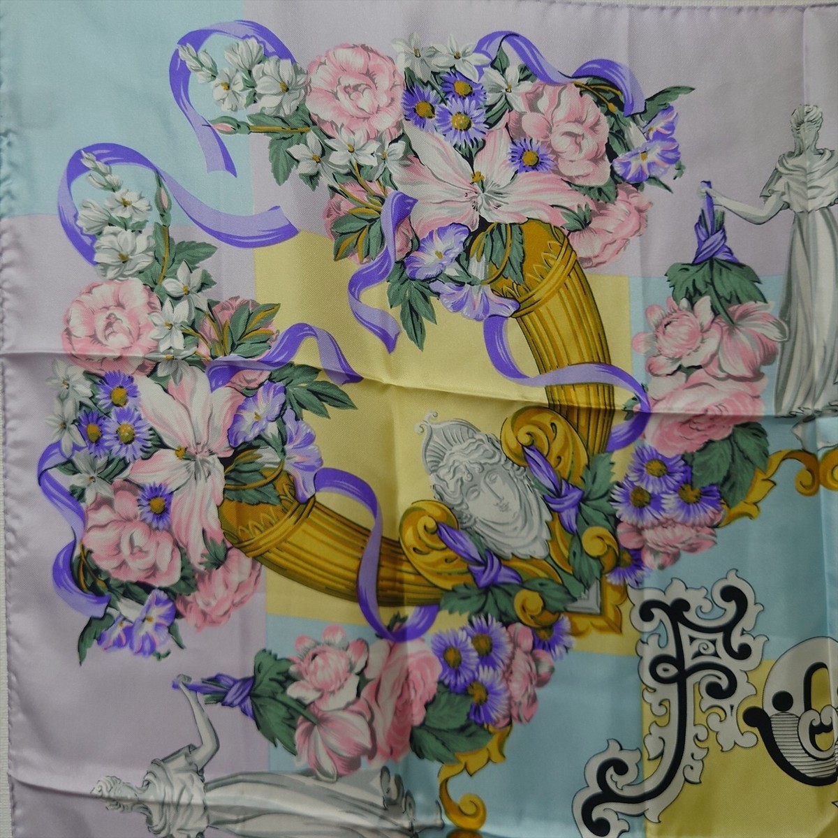 Gianni Versace large scarf Silk 85cm 33″ Scarf logo flower