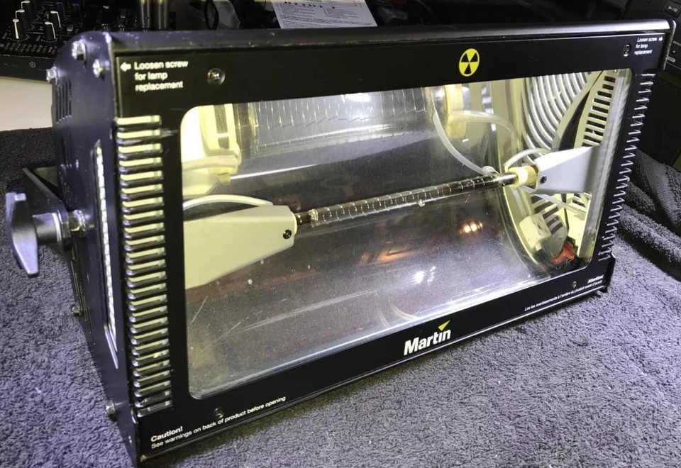 MARTIN ATOMIC 3000 US DMX HIGH POWER STROBE LIGHT "120V" IN CLEAN CONDITION - Image 2 of 4