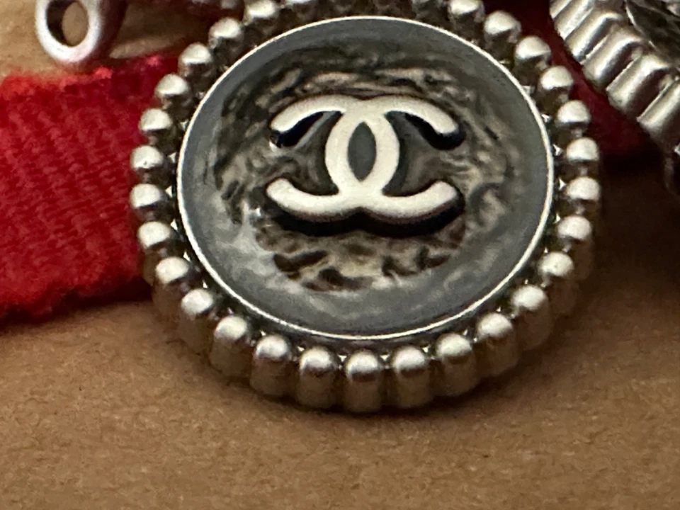 5 CHANEL Buttons Dark Silver / Gun- Metal toned solid metal 18mm 5pcs RARE - Image 3 of 4