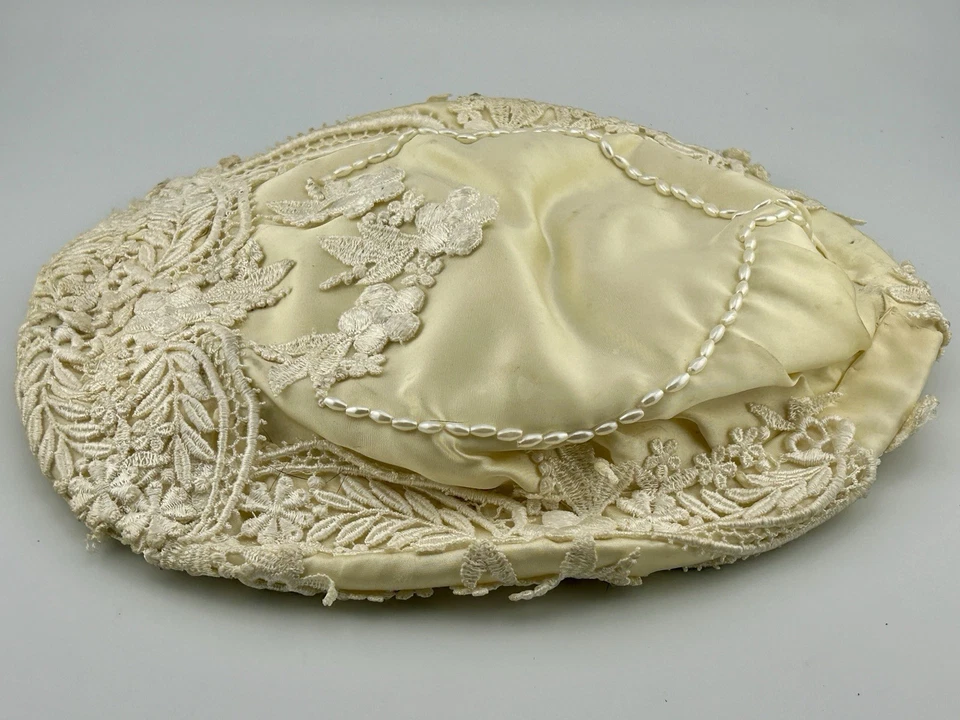 De colección 1950 Marfil Satinado Encaje y Imitación Perla Sombrero de Novia Gorra Velo Base Apliques Florales Foto 2 de 4