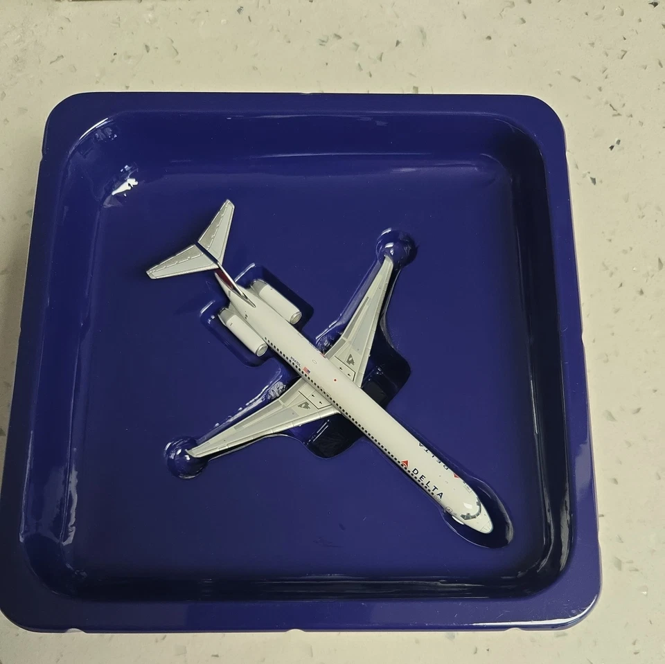 1:400 McDonnell Douglas MD-88 - Delta - Gemini Jets - GJDAL344 - N947DL - RARO Foto 2 de 4