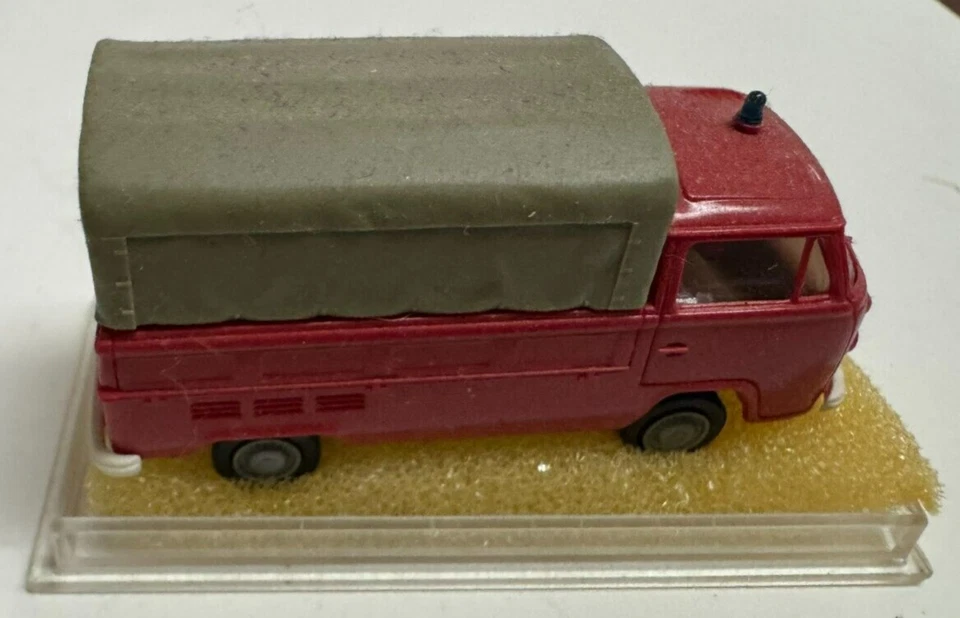 Camioneta pick-up vintage Brekina modelos de automóviles tipo Volkswagen VW T1 con dosel rojo Foto 3 de 4