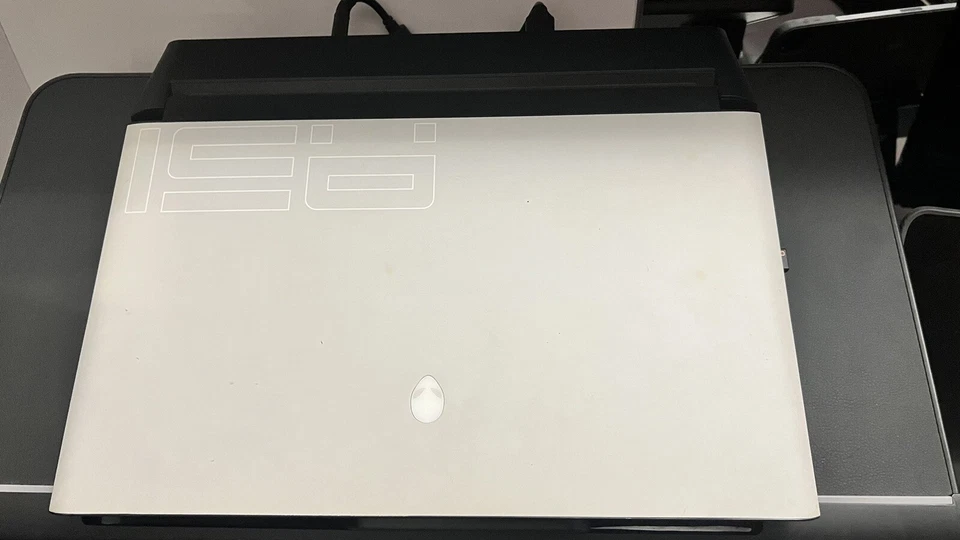 Alienware area 51m - 17 inch gaming laptop - Image 2 of 3