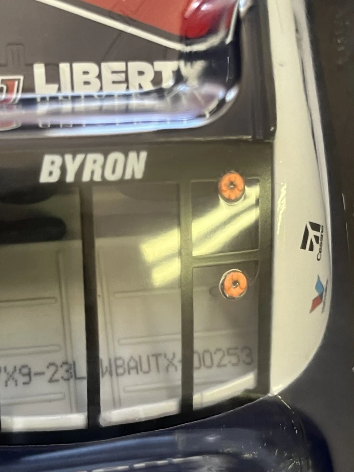 Camaro autografiado William Byron #9 Liberty University Indy Win 2017 1:24 Foto 4 de 4