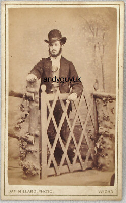 CDV HÜBSCHER MANN TOR WIGAN MILLARD BOWLER HUT STUDIO PROP ZAUN HOLZ FOTO