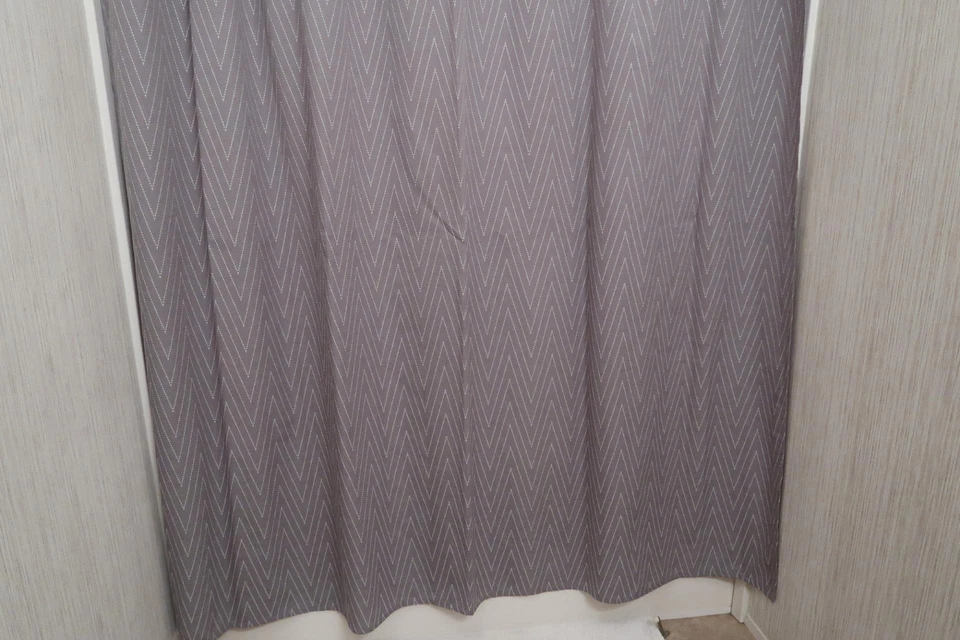 Elegante cortina de ducha de tela con patrón Chevron gris umbral Foto 3 de 4