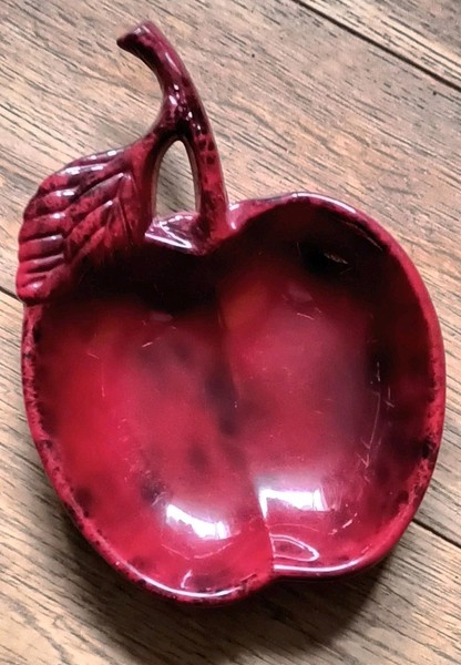 Plato Catchall Baratija Manzana Seba Latón Esmaltado Rojo Mediados de Siglo Raro De Colección