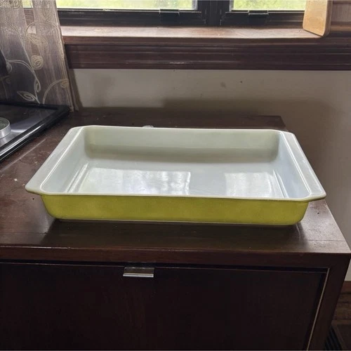 New ListingVintage Pyrex Lime Green Baking Dish 13x9 Rectangular Casserole Pan USA Ovenware