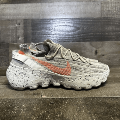スニーカー Nike Space Hippie 04 Summit White Hyper Crimson WMNS 2020 Nike Space Hippie 04 Summit White Hyper Crimson Womens 14
