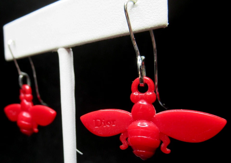 Pendientes perforados CHRISTIAN DIOR abejorro rojo cereza Foto 4 de 4