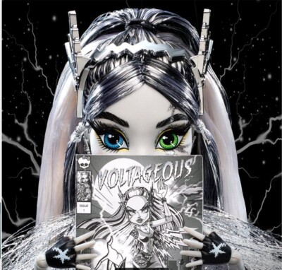 SDCC 2022 MATTEL EXCLUSIVE MONSTER HIGH VOLTAGEOUS DOLL IN HAND