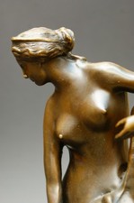 Bronzefigur Venus at the Bath - Signiert Mythologische Skulptur auf Marmorsockel