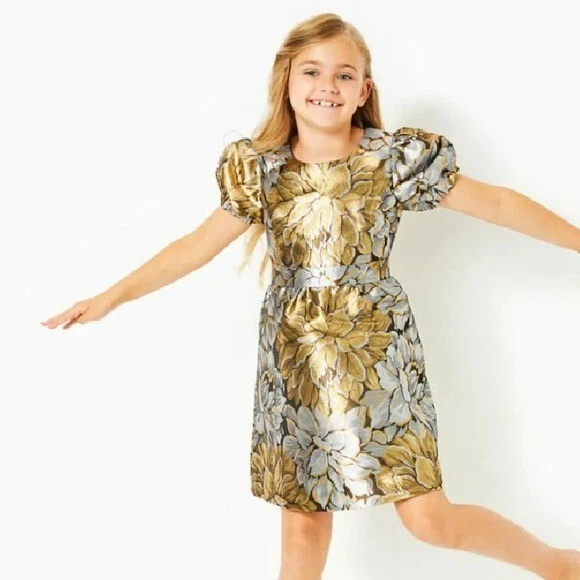 $118 Vestido Lilly Pulitzer Niñas Mini Priyanka Dorado Floral Cumpleaños Sesión de Fotos 2 Foto 3 de 4