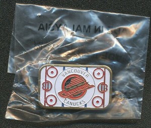 VINTAGE 1989 LIL' SPORTS BRAT VANCOUVER CANUCKS RINK ENAMEL HOCKEY PIN MIP